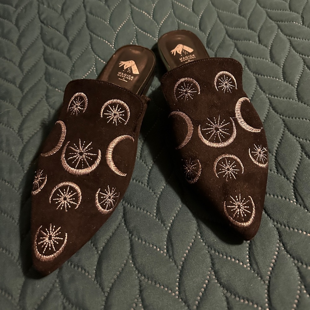 Magick Workings EMBROIDERED HECATE TRIPLE MOON + STAR MULES Size 8